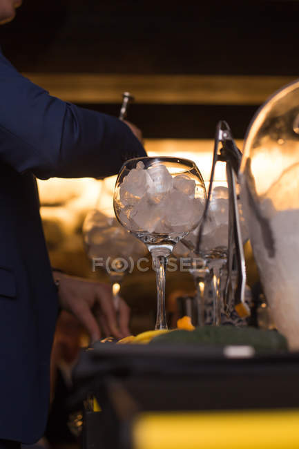 Barman preparare cocktail in pub — Foto stock