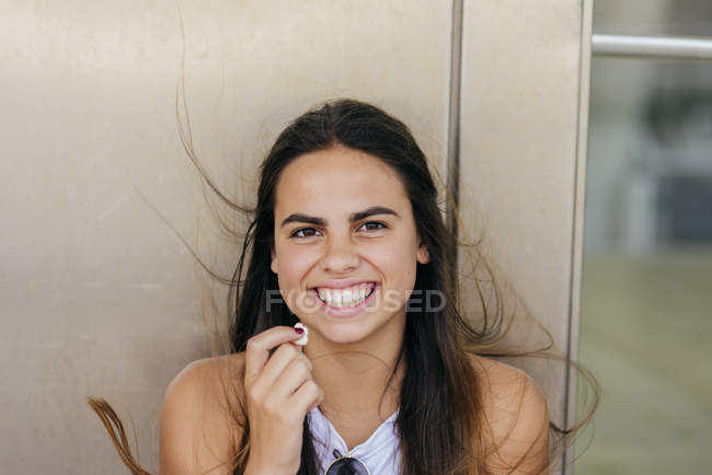 Chica alegre posando con palomitas de maíz - foto de stock