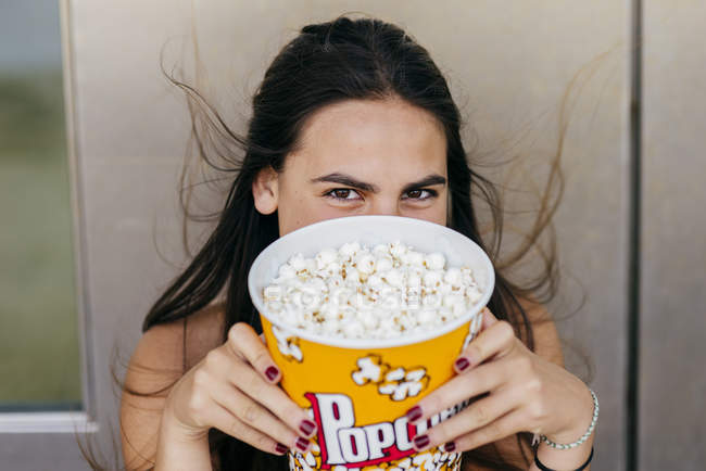 Lovely girl posing with popcorn — Stock Photo