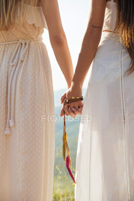Corte duas mulheres de mãos dadas — Fotografia de Stock