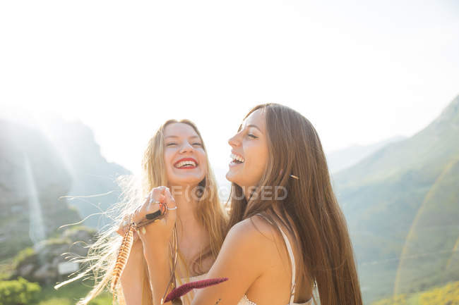 Fidanzate felici alla luce del sole contro di montagne — Foto stock