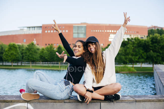 Alegre amigos da moda posando alegremente — Fotografia de Stock