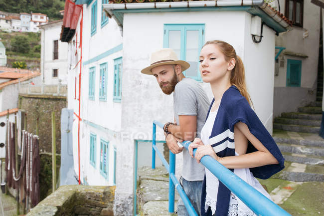 Couple looking at village — Stock Photo