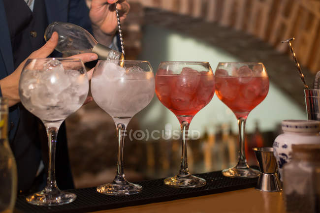 Barman préparant des cocktails au pub — Photo de stock