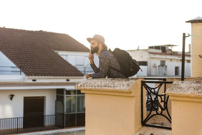 Стильний чоловік з рюкзаком на балконі — стокове фото