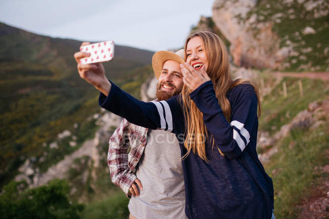 Couple prenant selfie — Photo de stock