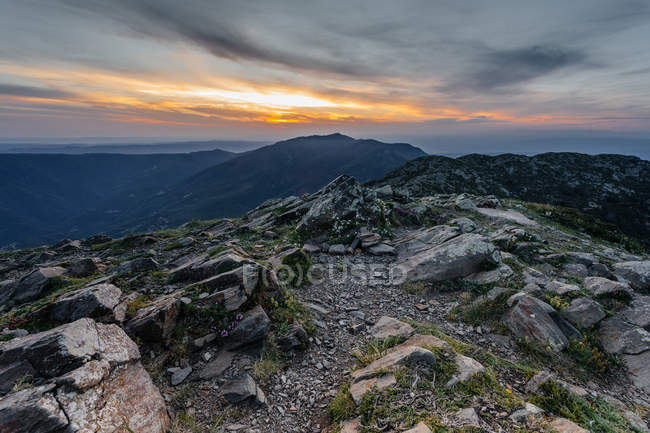 Paysage montagneux au coucher du soleil nuageux — Photo de stock