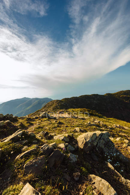 Гірський хребет покритий мохом і валунами — стокове фото