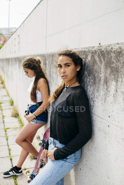 Модные девушки со скейтбордами — стоковое фото