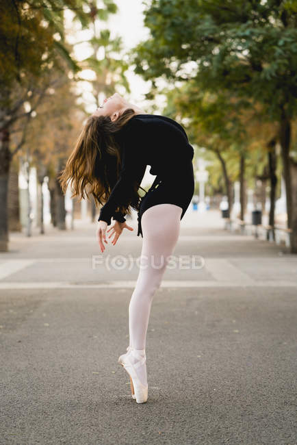 Вид сбоку на танцовщицу балета — стоковое фото
