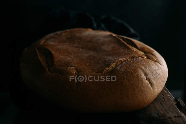 Pan rústico en la oscuridad - foto de stock