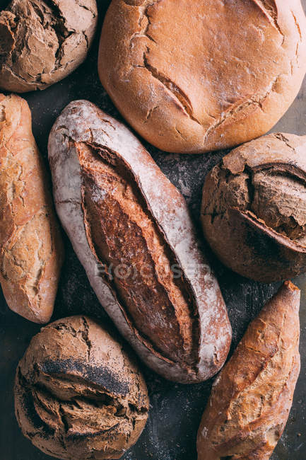 Рустикальний хліб на темряві — стокове фото
