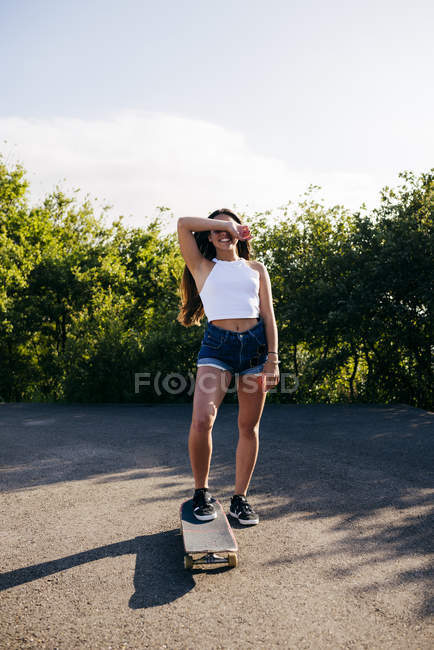 Charmantes Mädchen posiert mit Skate — Stockfoto