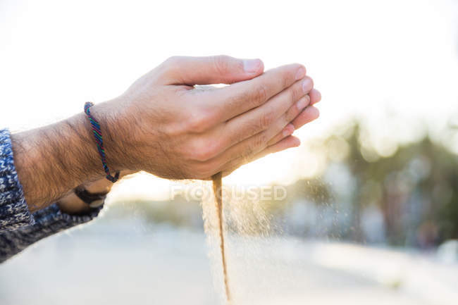Руки с песком — стоковое фото