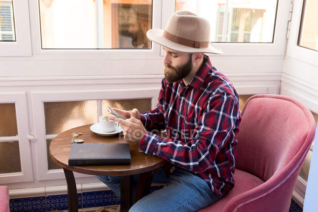Masculino de chapéu usando telefone — Fotografia de Stock