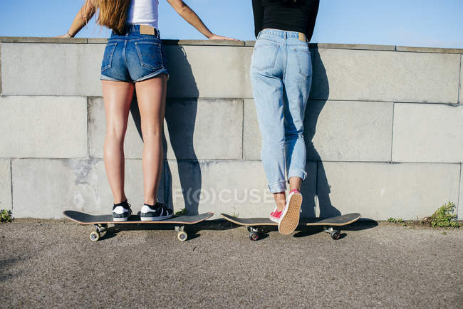 Back view of girls on skates — Stock Photo