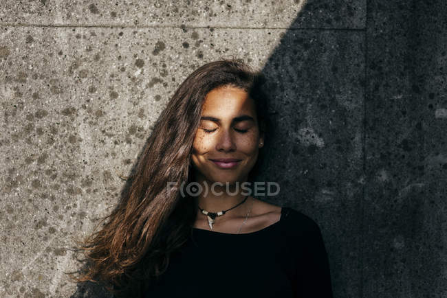 Beautiful girl with eyes closed — Stock Photo