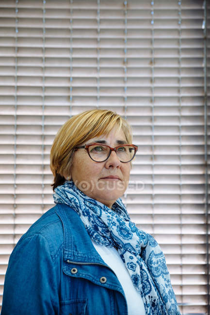 Mujer madura en gafas - foto de stock