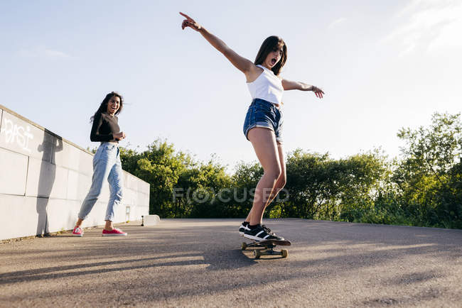 Adolescentes andando de skate — Fotografia de Stock