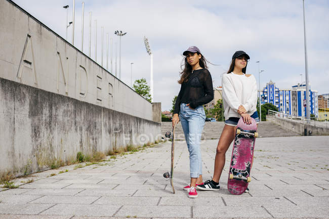 Adolescentes elegantes com patins — Fotografia de Stock