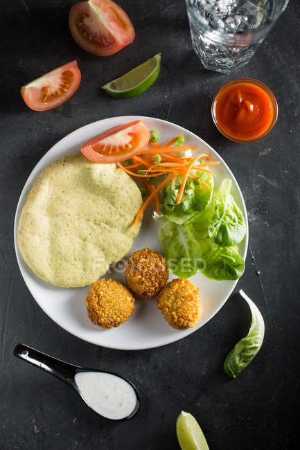 Pita fatta in casa con falafel — Foto stock