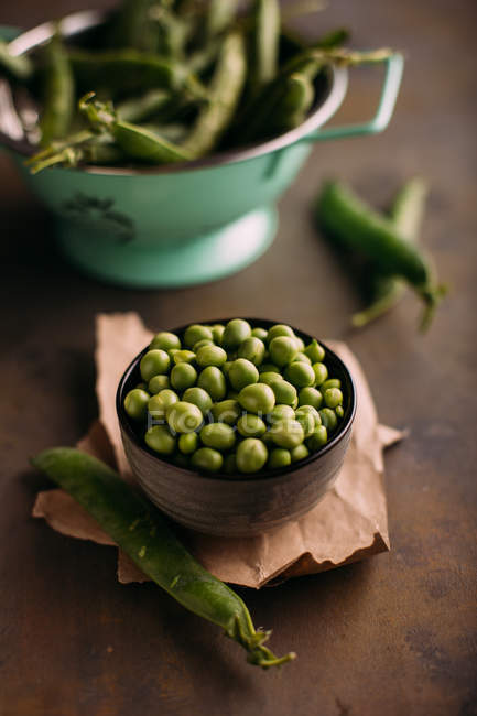 Fresh organic peas and pods — Stock Photo