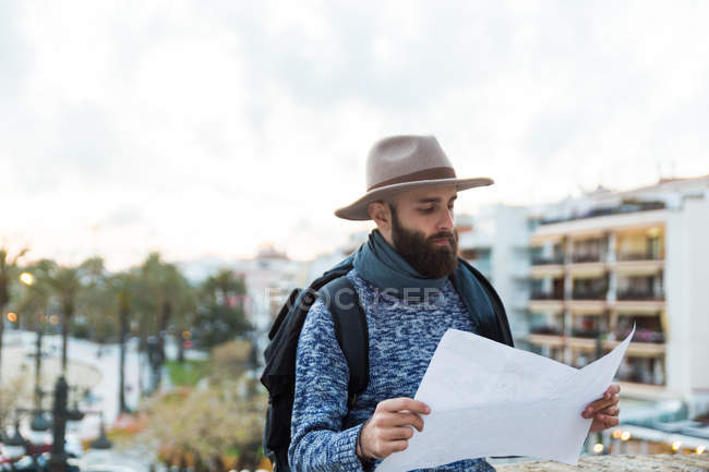 Young male traveler outside — Stock Photo