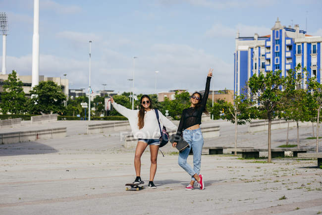Fröhliche Freunde posieren auf der Straße — Stockfoto