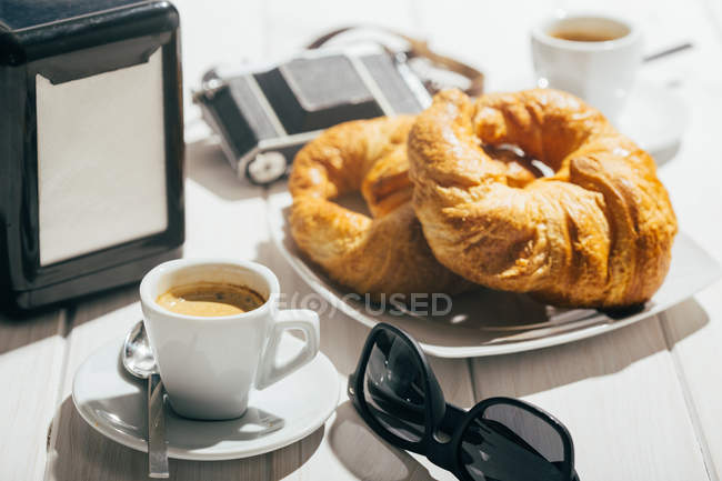 Tazas de café expreso y croissants - foto de stock