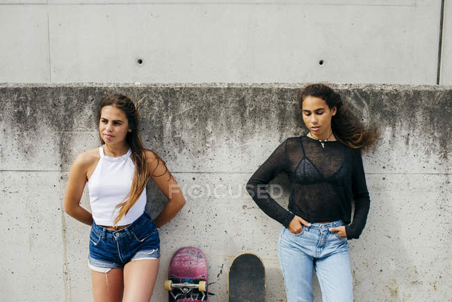 Молодая девушка позирует со скейтбордами — стоковое фото