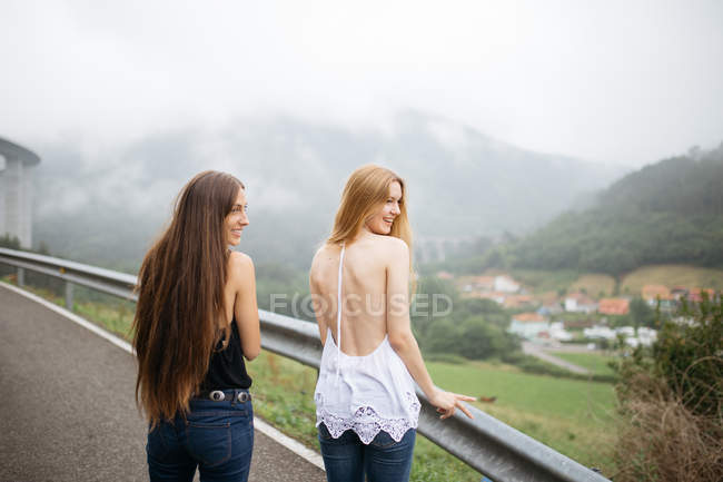 Dos chicas jóvenes en la carretera - foto de stock