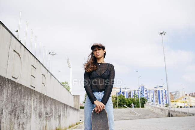 Модна дівчина з ковзанами — стокове фото