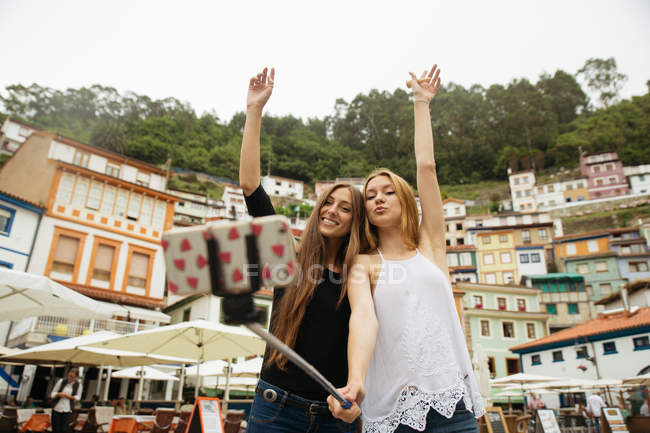 Two girls taking selfie over cityscape — Stock Photo