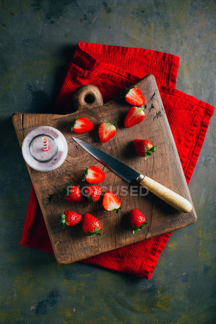 Tagliare le fragole sul tagliere — Foto stock