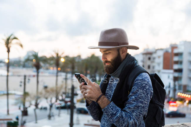 Hombre viajero usando el teléfono - foto de stock