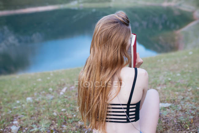 Chica leyendo en la naturaleza - foto de stock