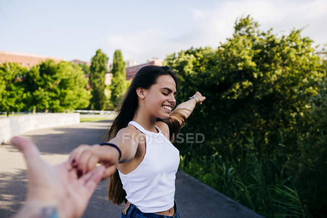 Mädchen hält anonyme Hand und lächelt — Stockfoto