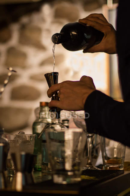 Barman preparare cocktail in pub — Foto stock