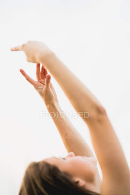 Обрізати самку роблячи позу руками — стокове фото