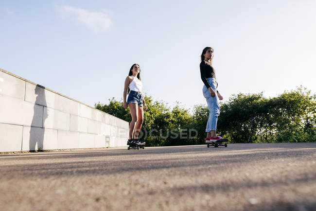 Adolescentes montando monopatines - foto de stock