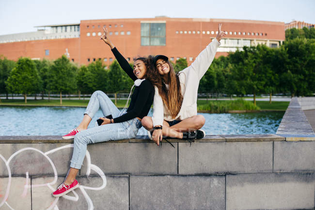 Fröhliche trendige Freunde posieren glücklich — Stockfoto