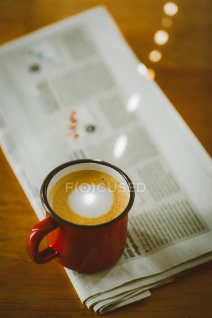 Café expreso en taza de esmalte - foto de stock