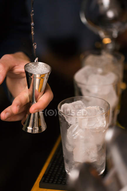 Barman preparando coquetéis no pub — Fotografia de Stock