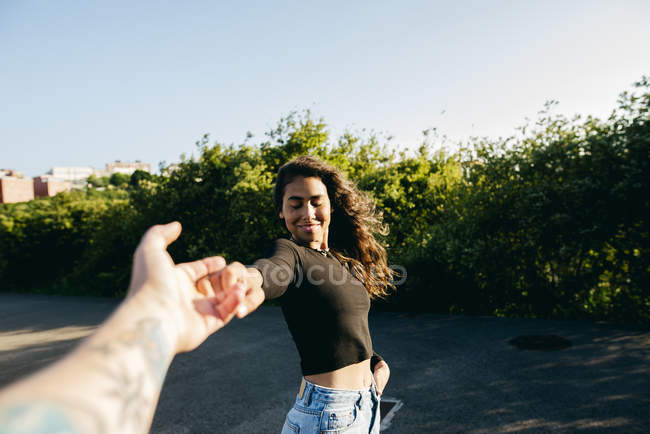 Дівчина тримає чоловічу руку — стокове фото
