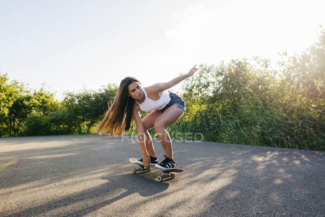 Teen andar de skate à luz do sol — Fotografia de Stock