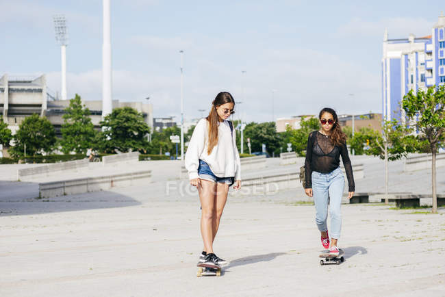Meninas na moda em skates — Fotografia de Stock