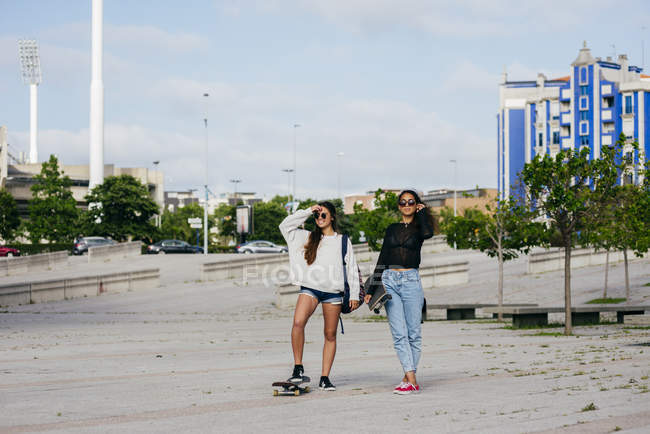 Модные девушки на скейтбордах — стоковое фото
