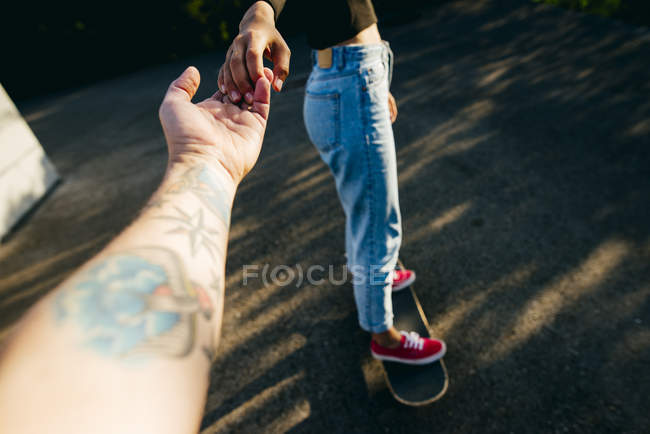 Девушка с урожая держит мужчину за руку — стоковое фото