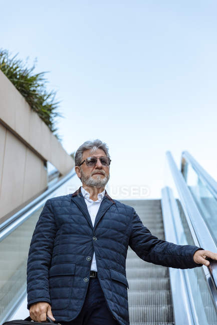 Um homem a descer escadas — Fotografia de Stock