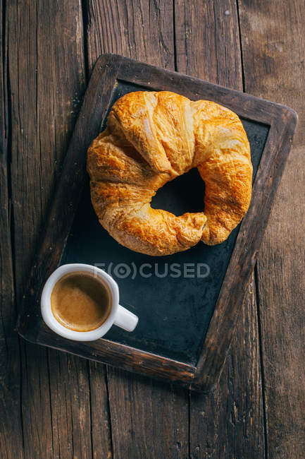 Espresso-Kaffeetasse und Croissant — Stockfoto